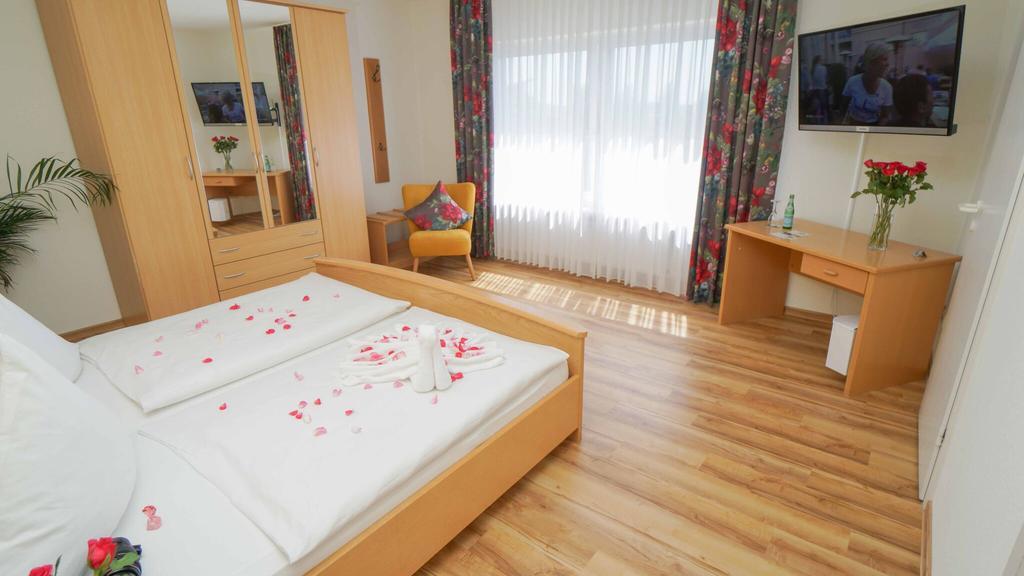 Hotel & Restaurant Am Kirschberg Alten Buseck Kültér fotó